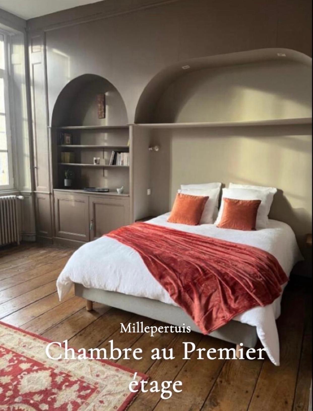 Mercier De Montigny - Les Chambres Du Beffroi - Spa Et Massage Fougeres Luaran gambar